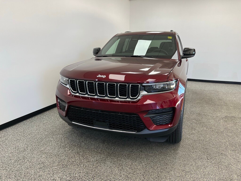 2025 Jeep Grand Cherokee Laredo photo 2