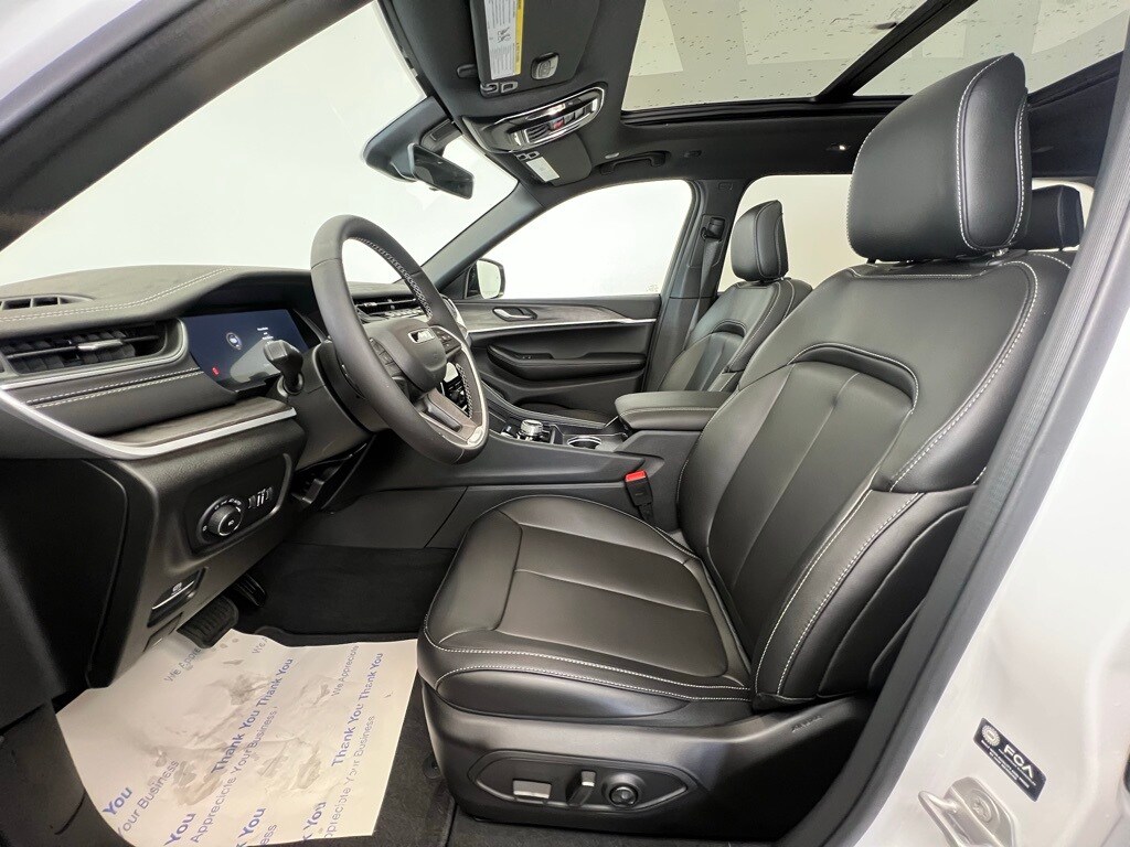 2025 Jeep Grand Cherokee Limited photo 3