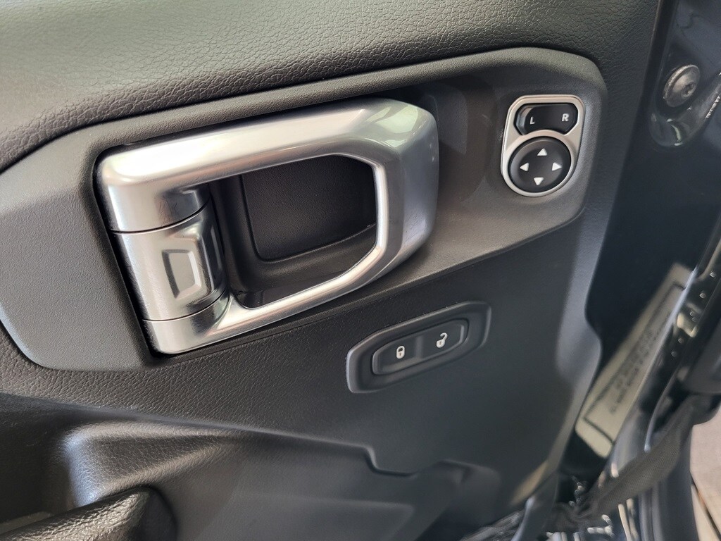 2023 Jeep Wrangler Rubicon photo 3