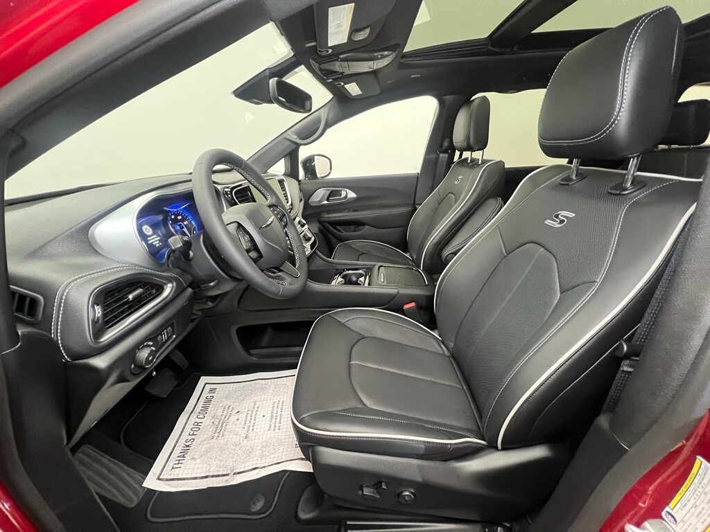 2026 Chrysler Pacifica Limited photo 3