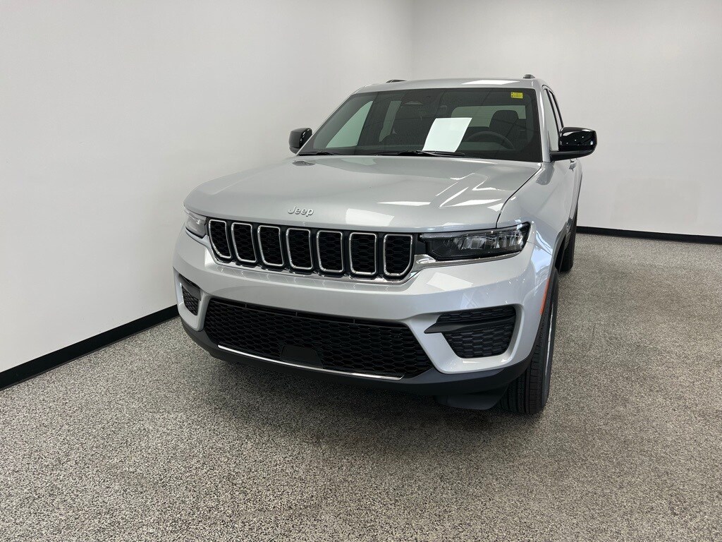 2025 Jeep Grand Cherokee Laredo photo 2