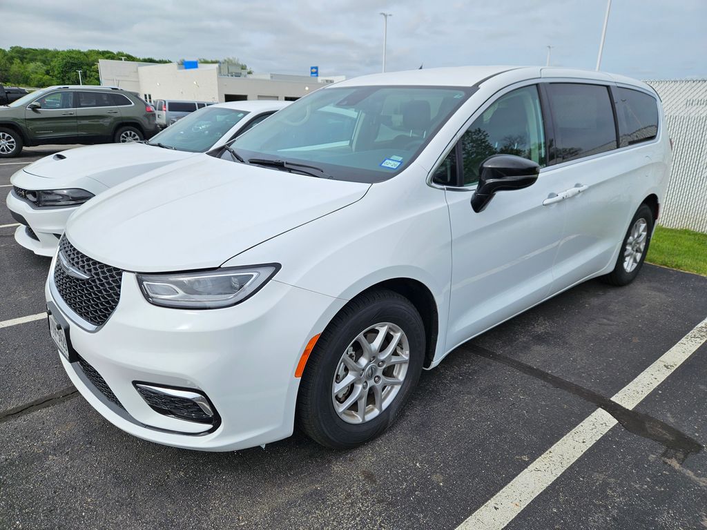 2024 Chrysler Pacifica Touring L's photo