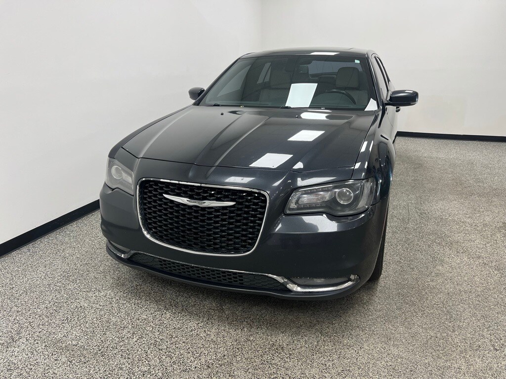 2018 Chrysler 300 S photo 2