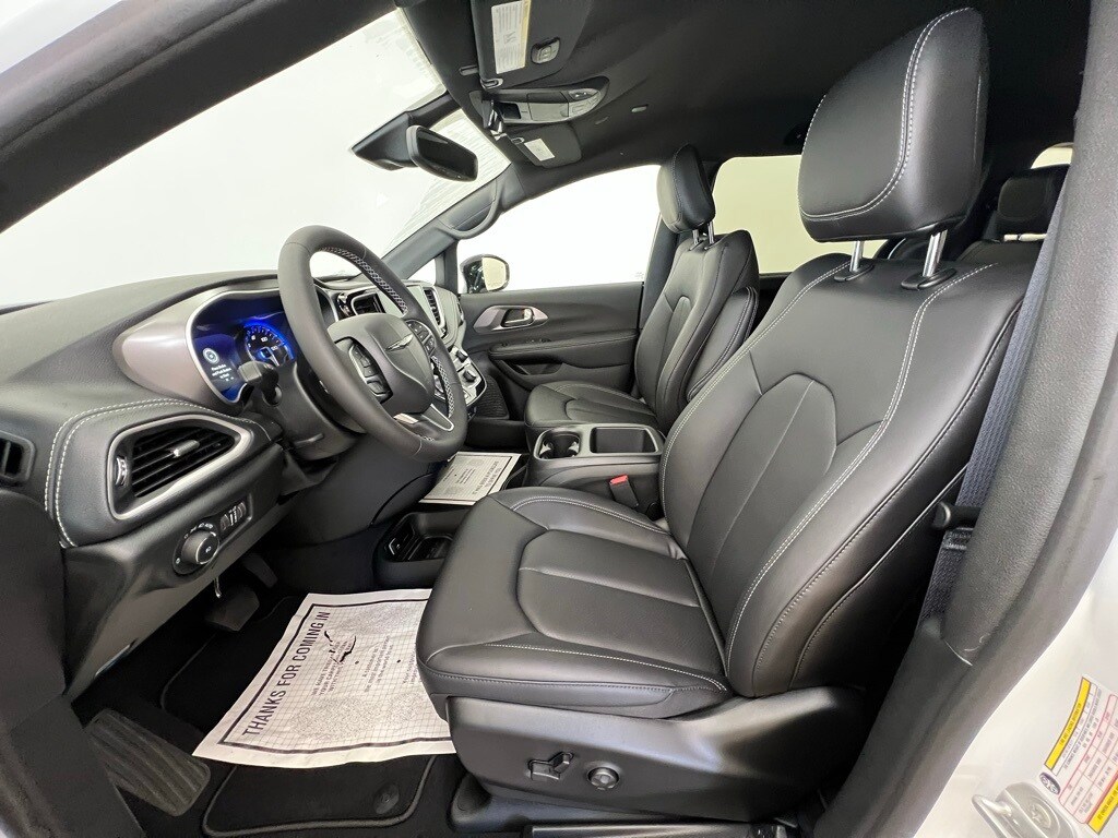 2026 Chrysler Pacifica photo 3