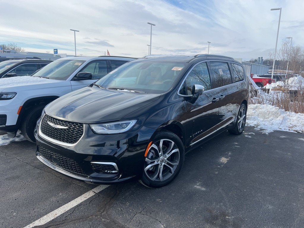 2025 Chrysler Pacifica Pinnacle's photo