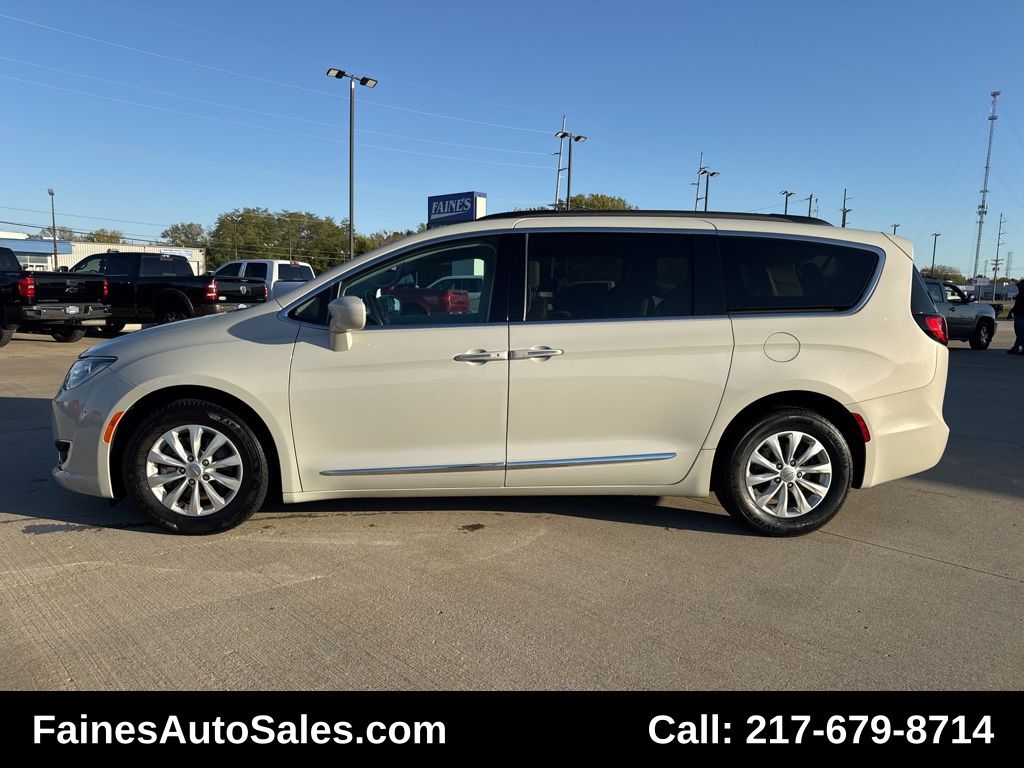 2017 Chrysler Pacifica Touring L photo 4