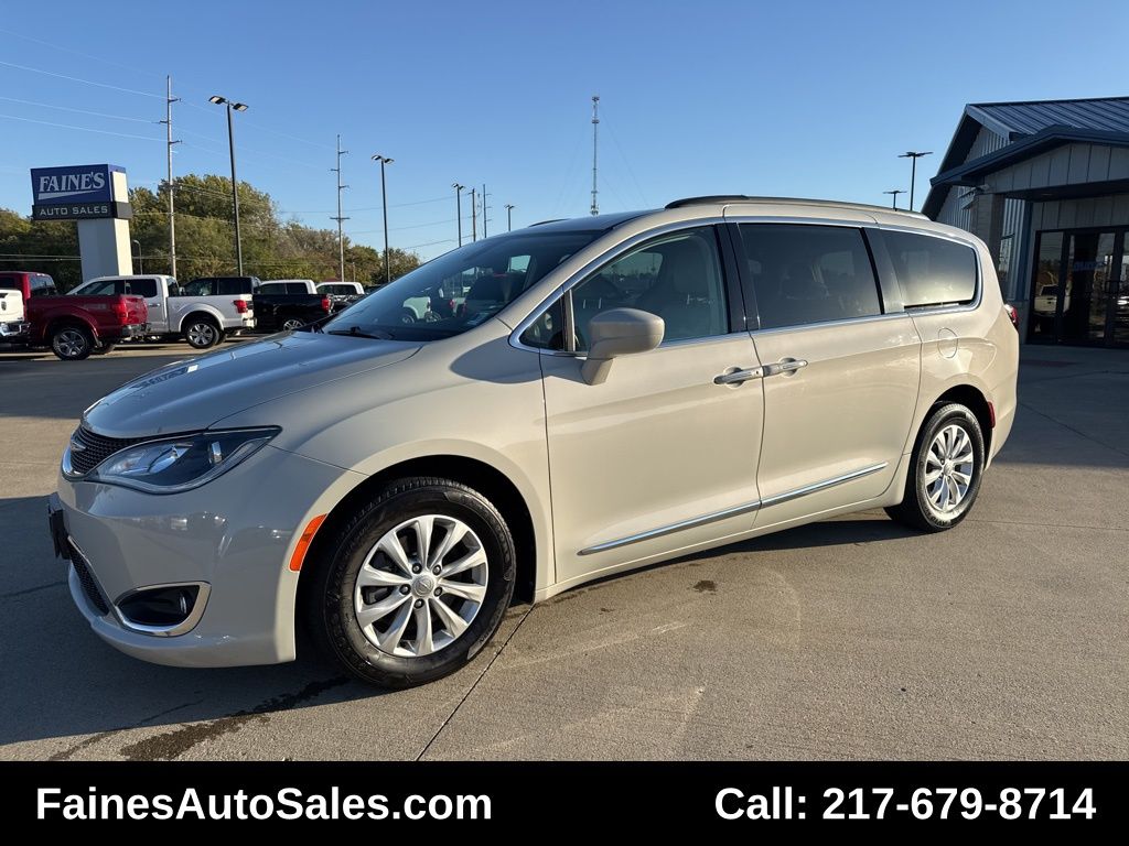 2017 Chrysler Pacifica Touring L photo 2