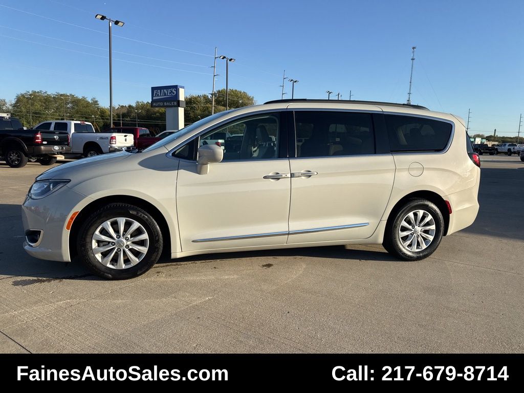 2017 Chrysler Pacifica Touring L photo 3