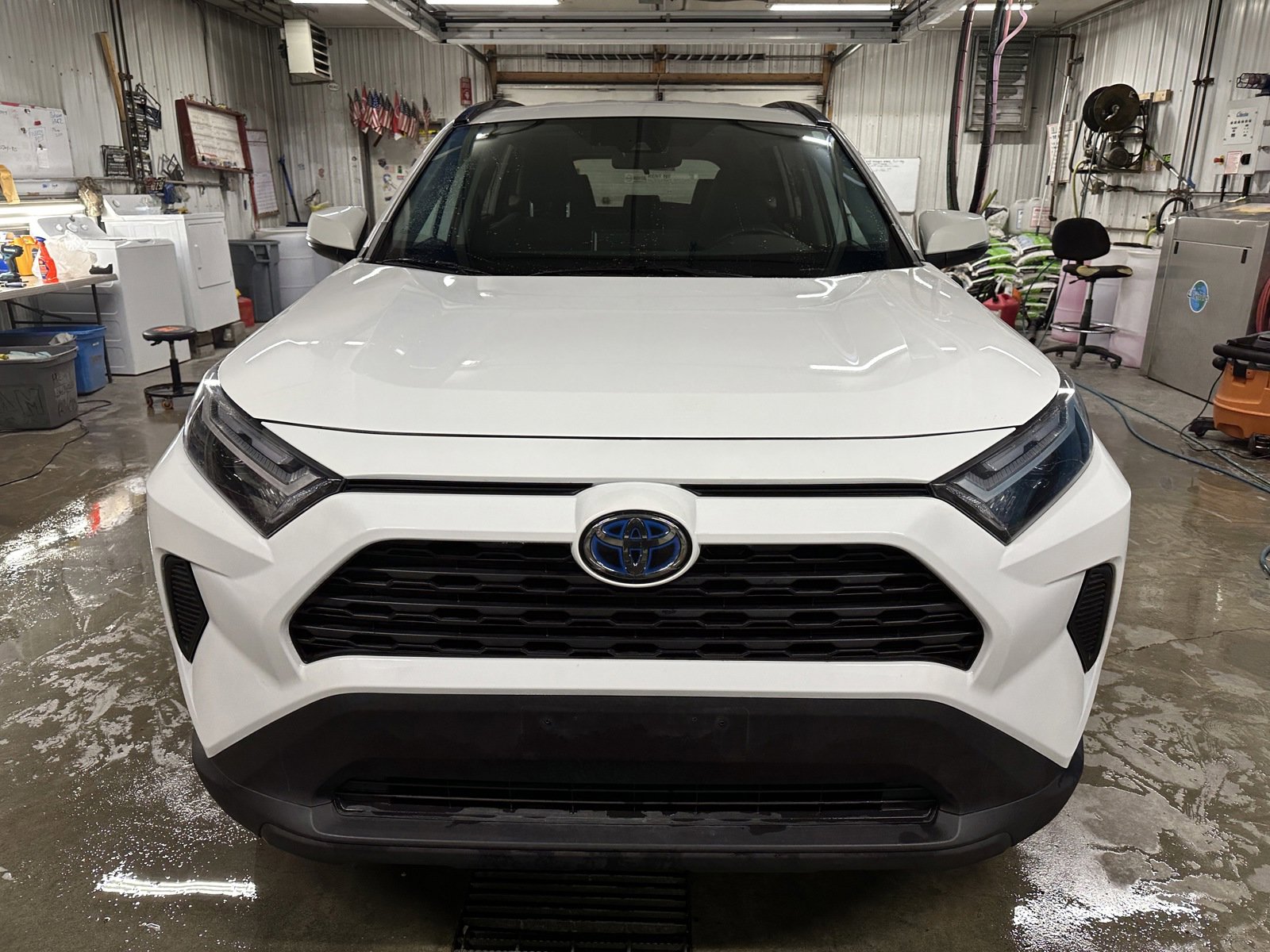 2022 Toyota RAV4 Hybrid XLE photo 2