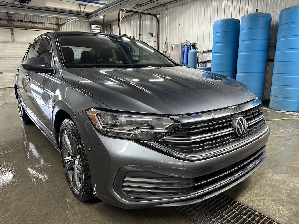 Used 2023 Volkswagen Jetta SE SE Auto