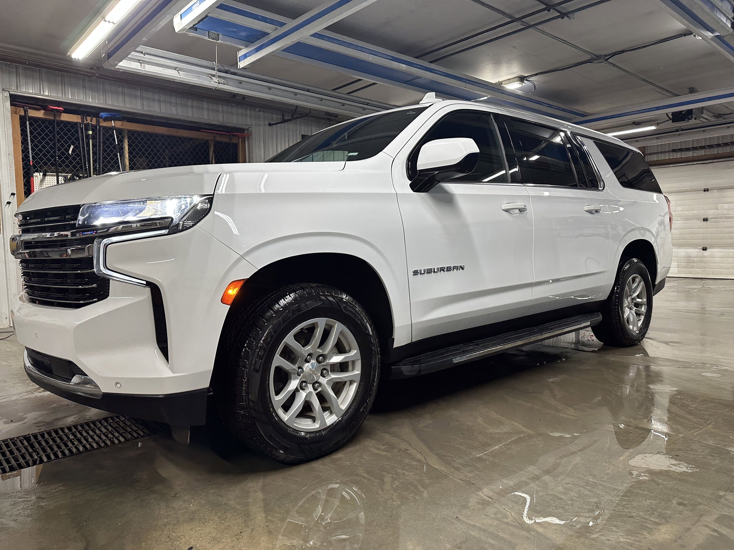 2023 Chevrolet Suburban LT photo 3