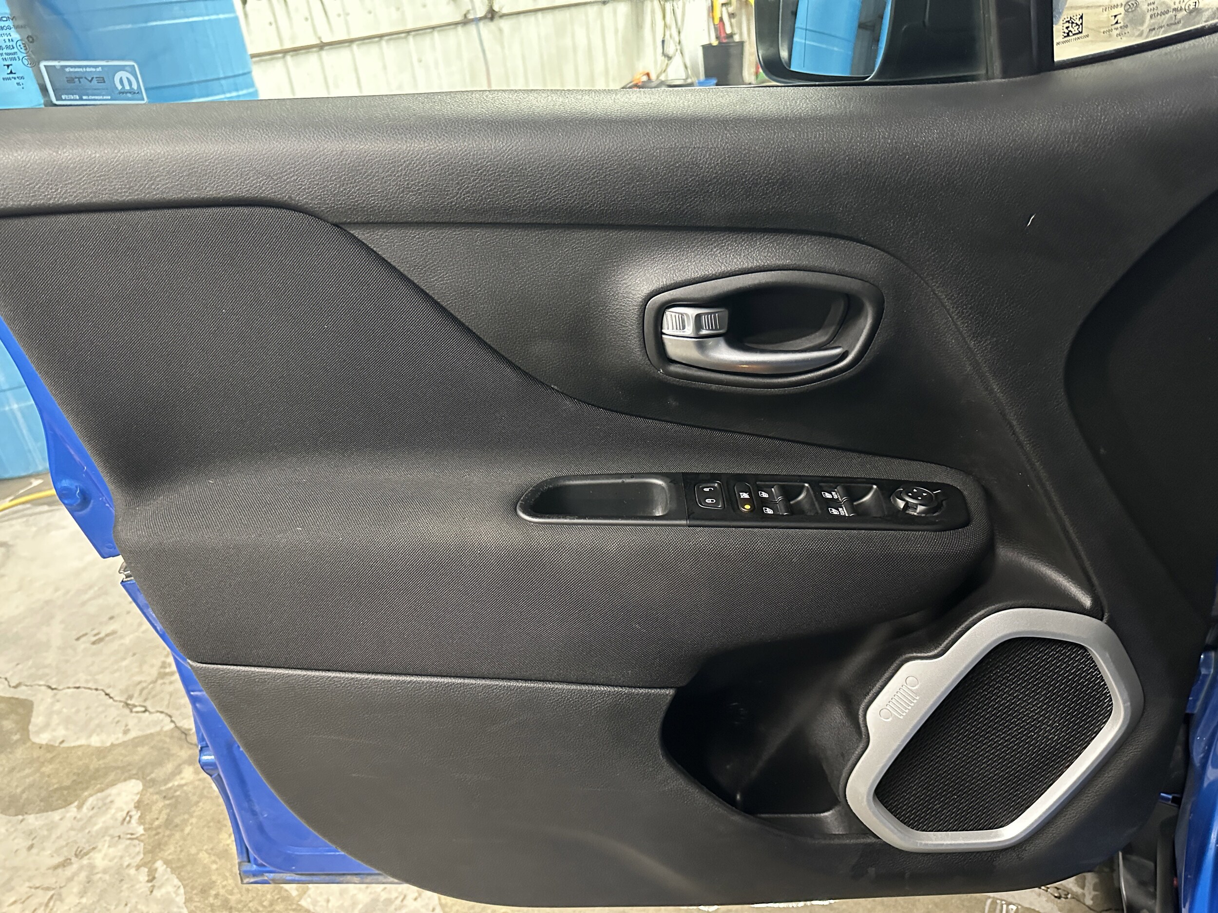 2020 Jeep Renegade Jeepster photo 2