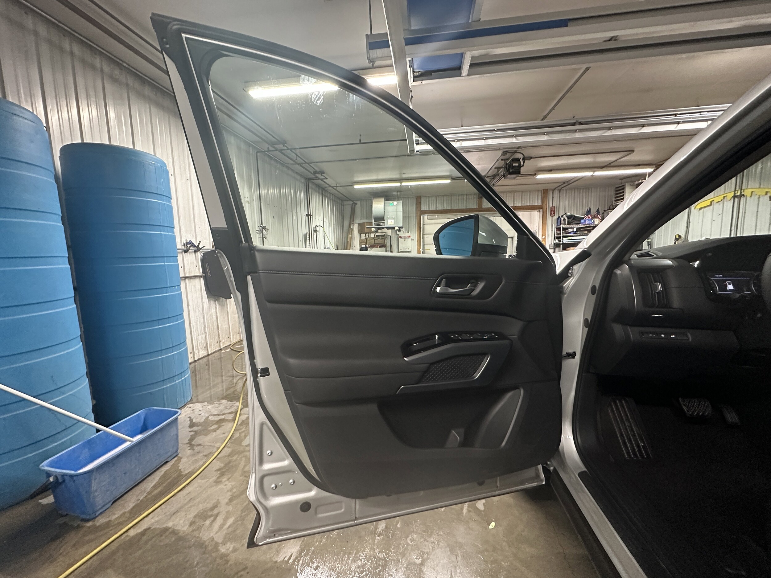 2025 Nissan Pathfinder SL photo 2