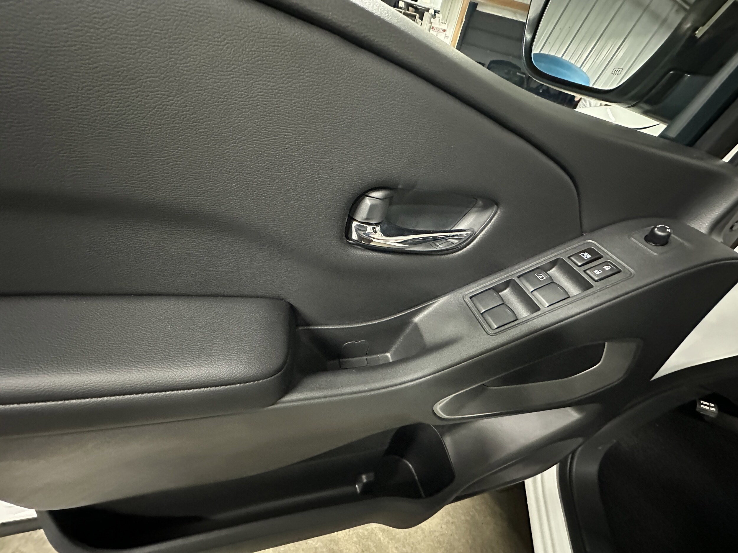 2025 Nissan Frontier Crew Cab SV photo 2