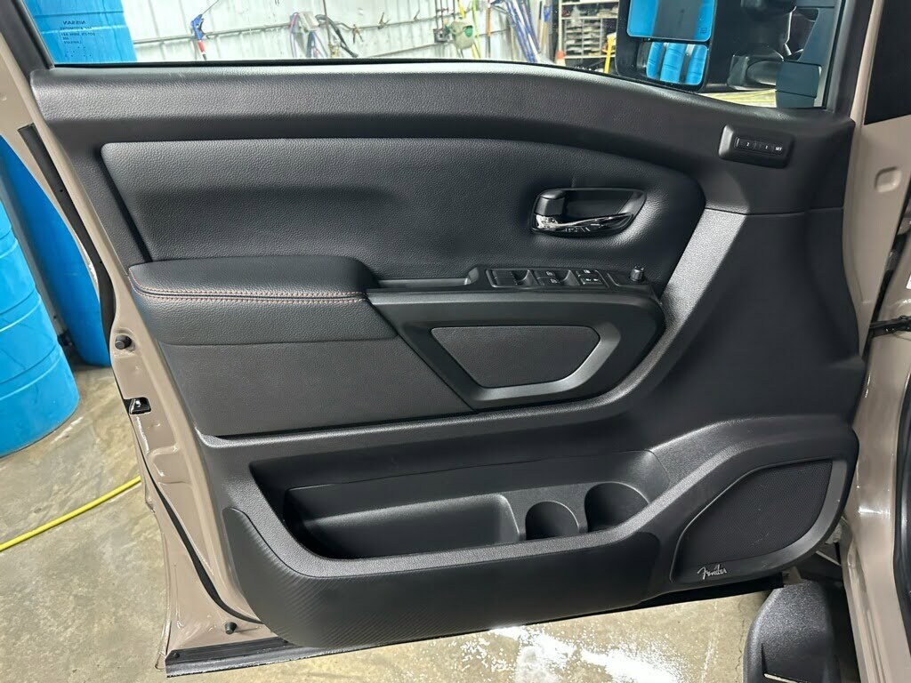 2024 Nissan Titan Crew Cab PRO-4X photo 4