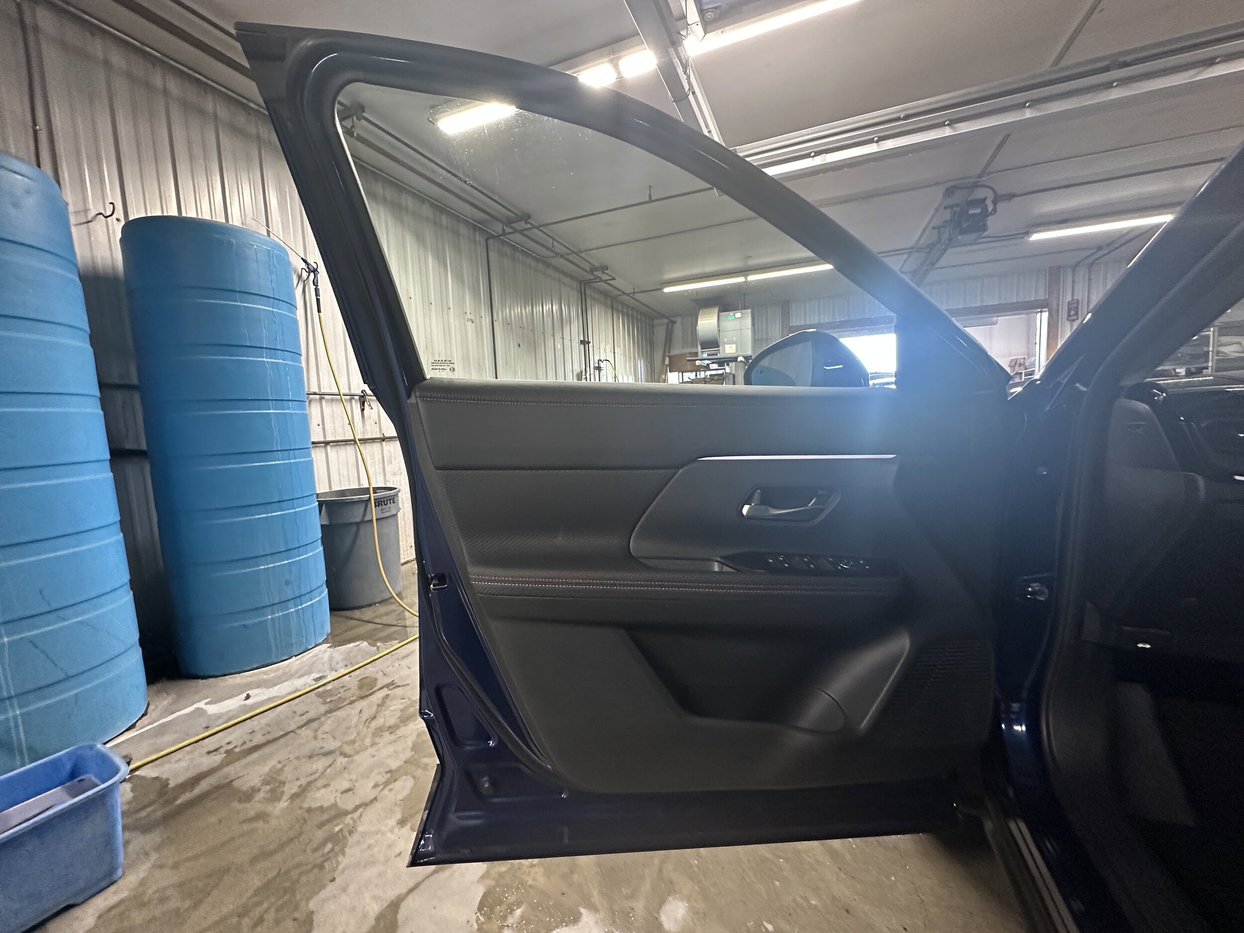 2025 Nissan Kicks SR photo 2