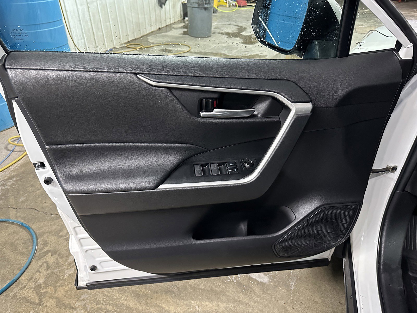 2022 Toyota RAV4 Hybrid XLE photo 4