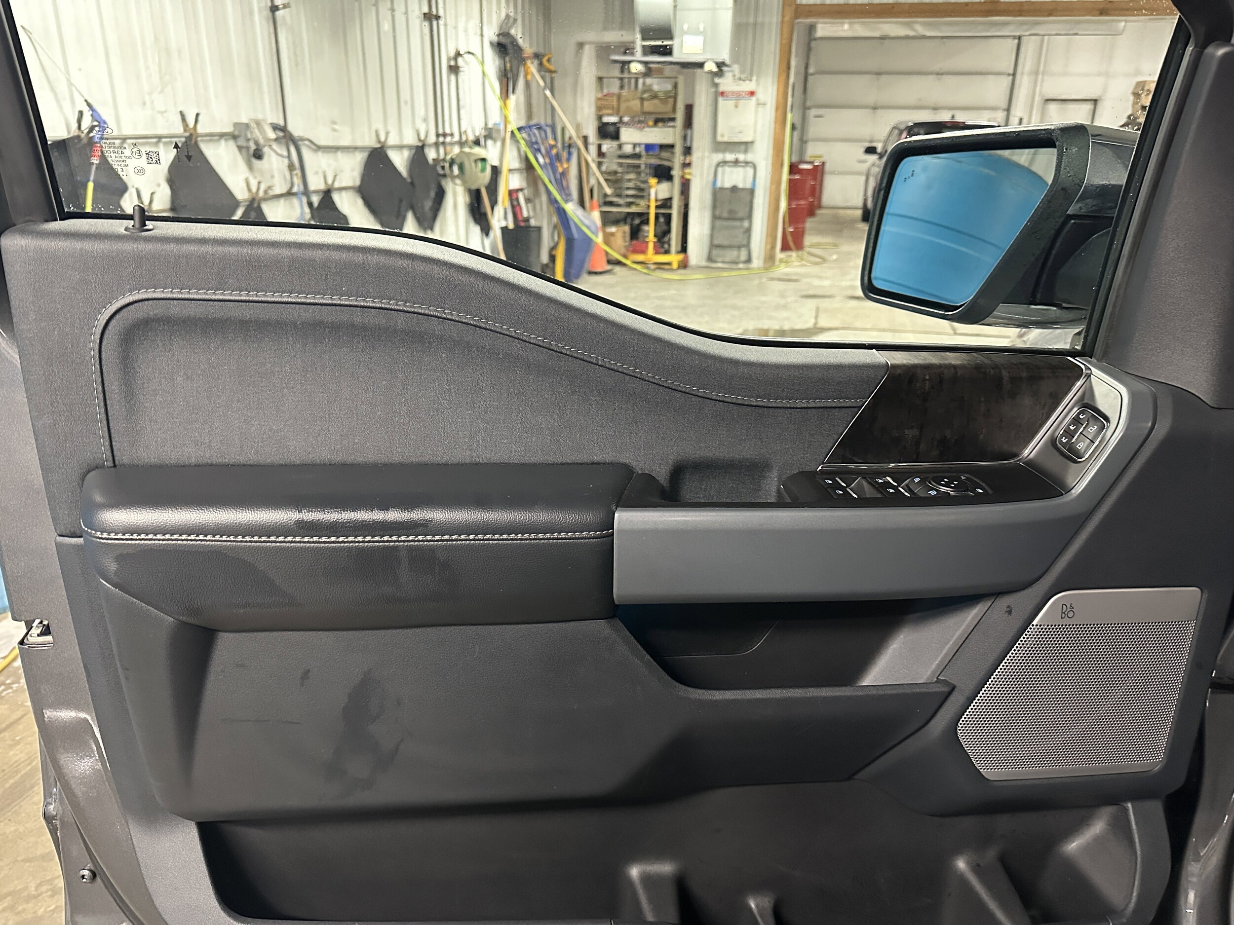 2023 Ford F-150 Lariat photo 2