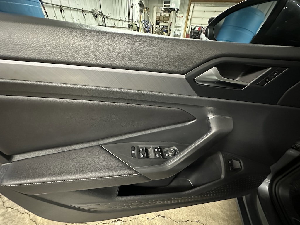 Used 2023 Volkswagen Jetta SE SE Auto