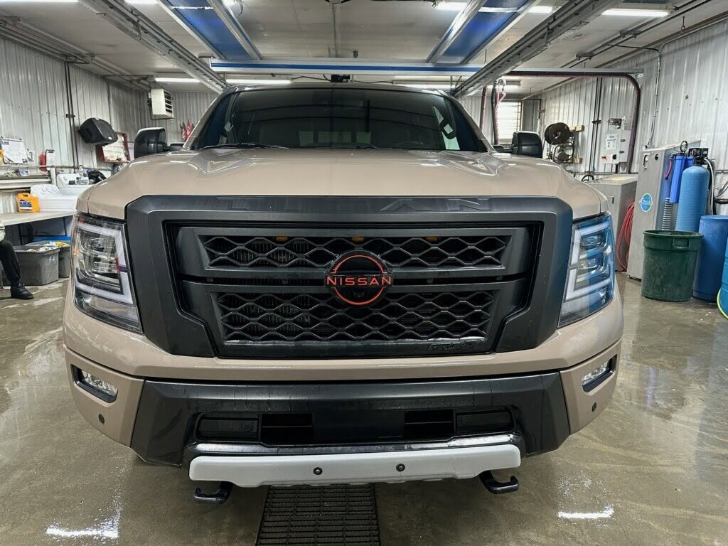 2024 Nissan Titan Crew Cab PRO-4X photo 2