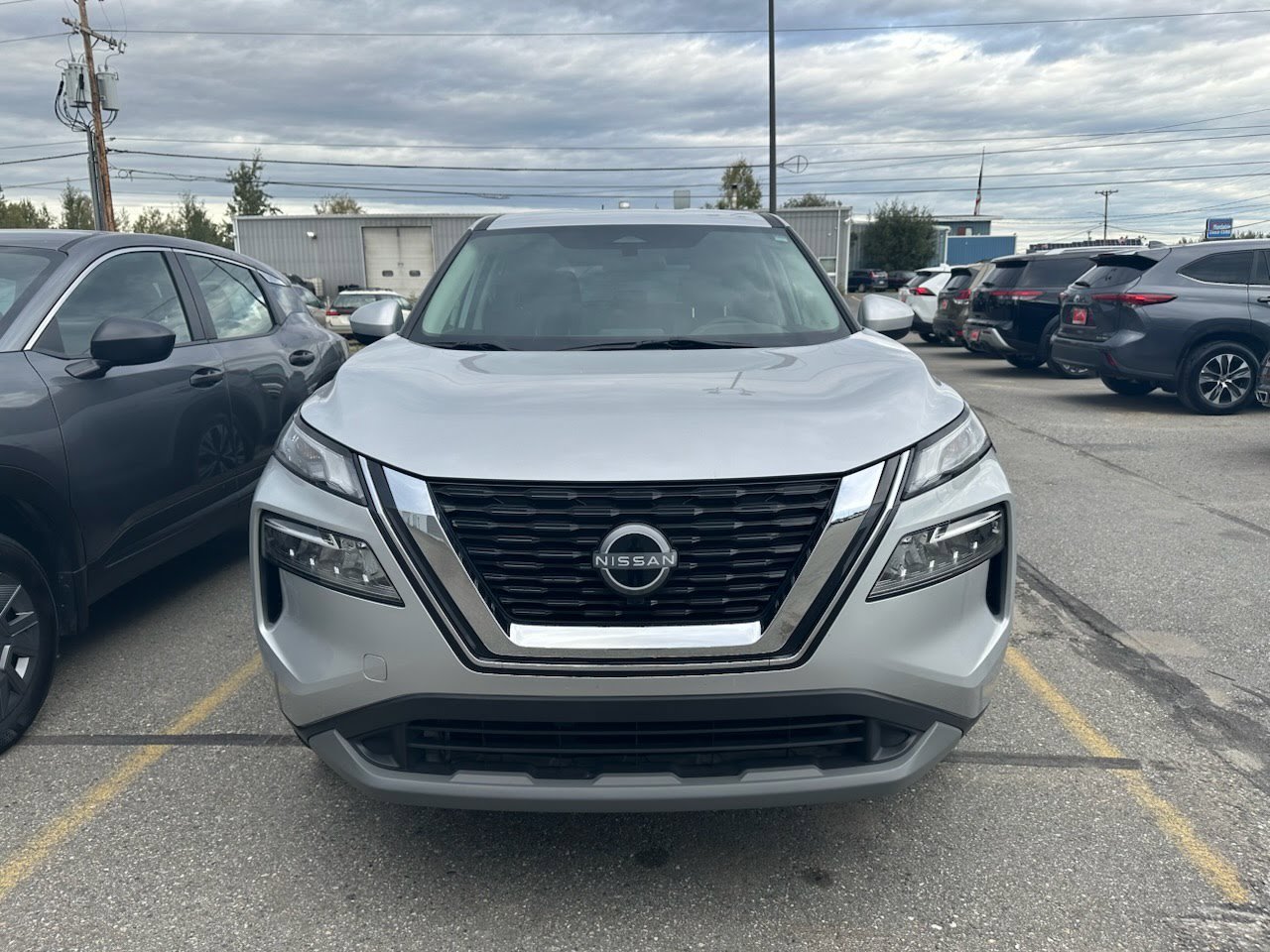 2023 Nissan Rogue SV photo 2
