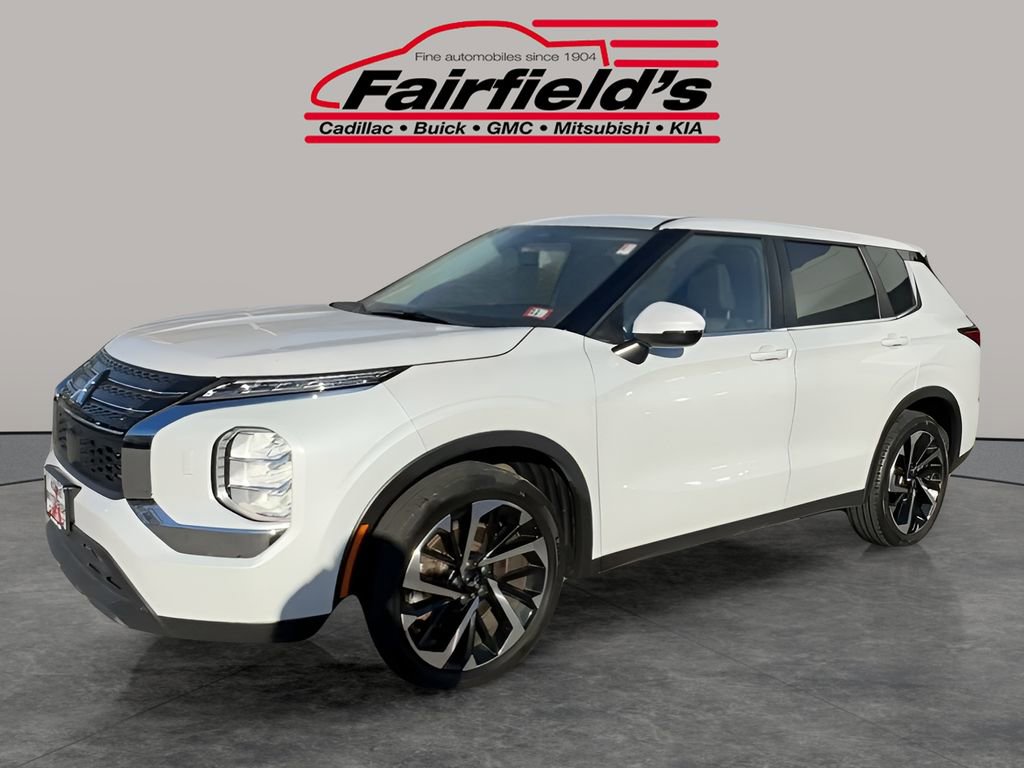 2022 Mitsubishi Outlander ES's photo