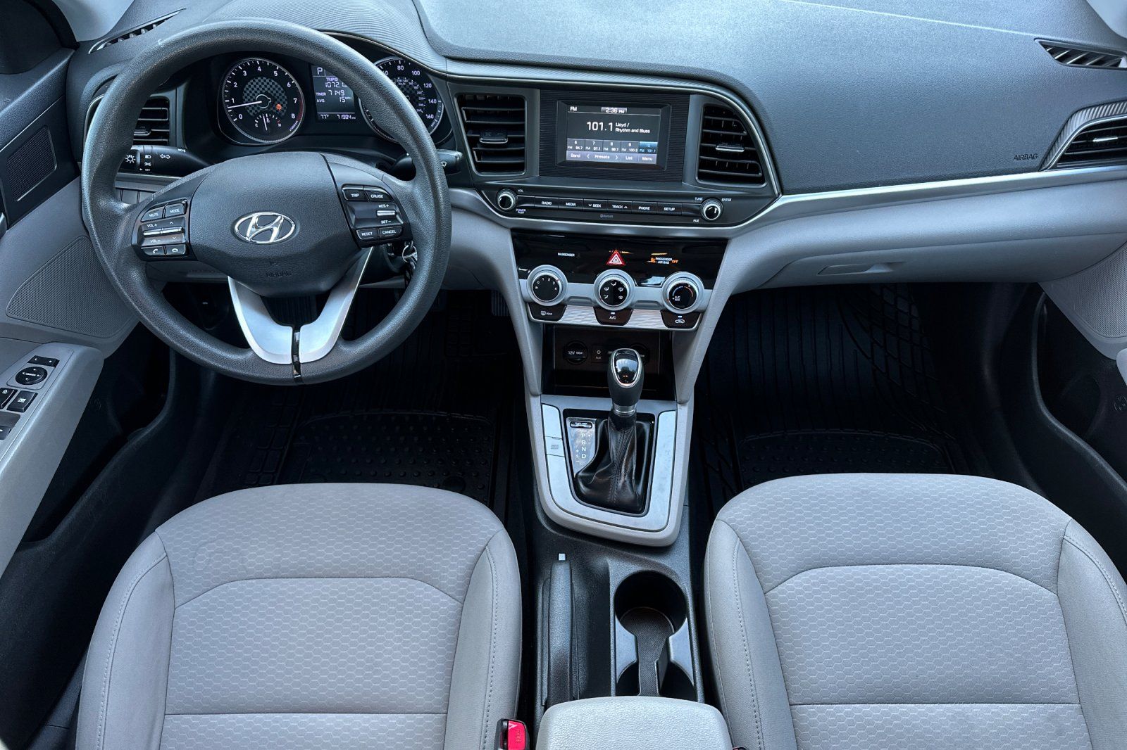 2019 Hyundai Elantra SE photo 2