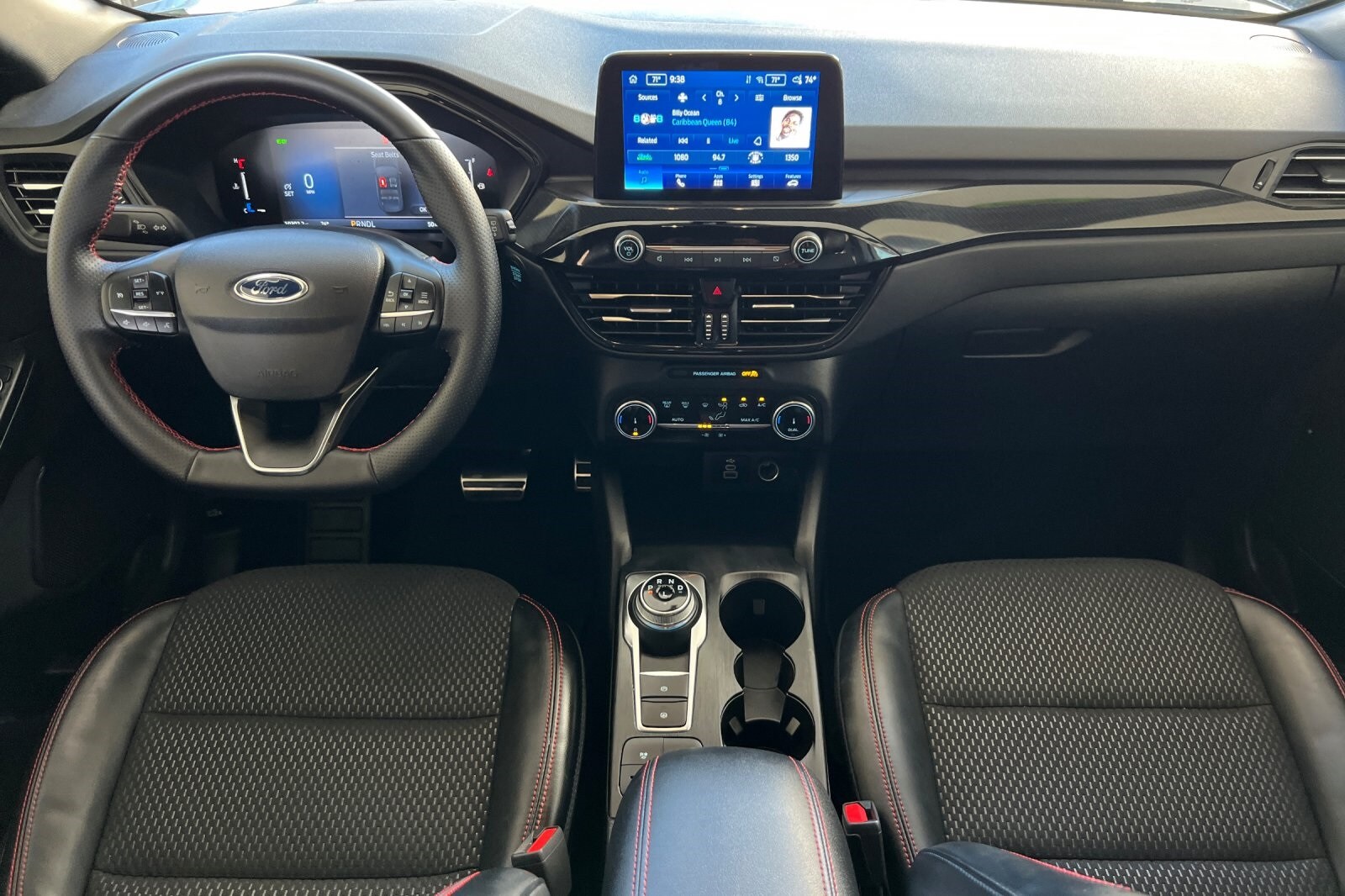 2024 Ford Escape Hybrid ST-Line photo 2