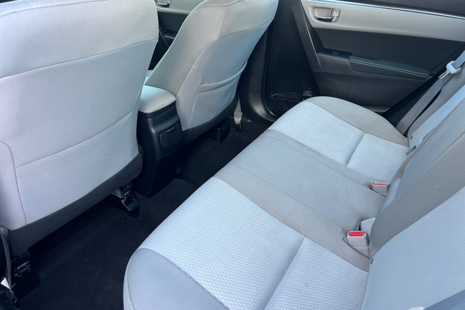 2016 Toyota Corolla LE photo 4