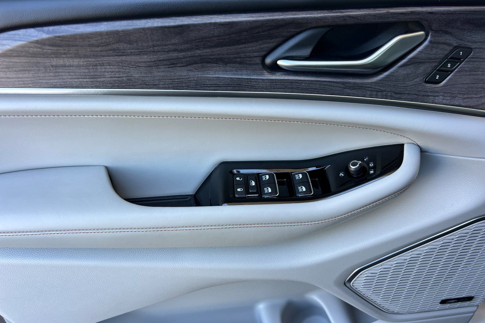 2022 Jeep Grand Cherokee Overland - Photo 12