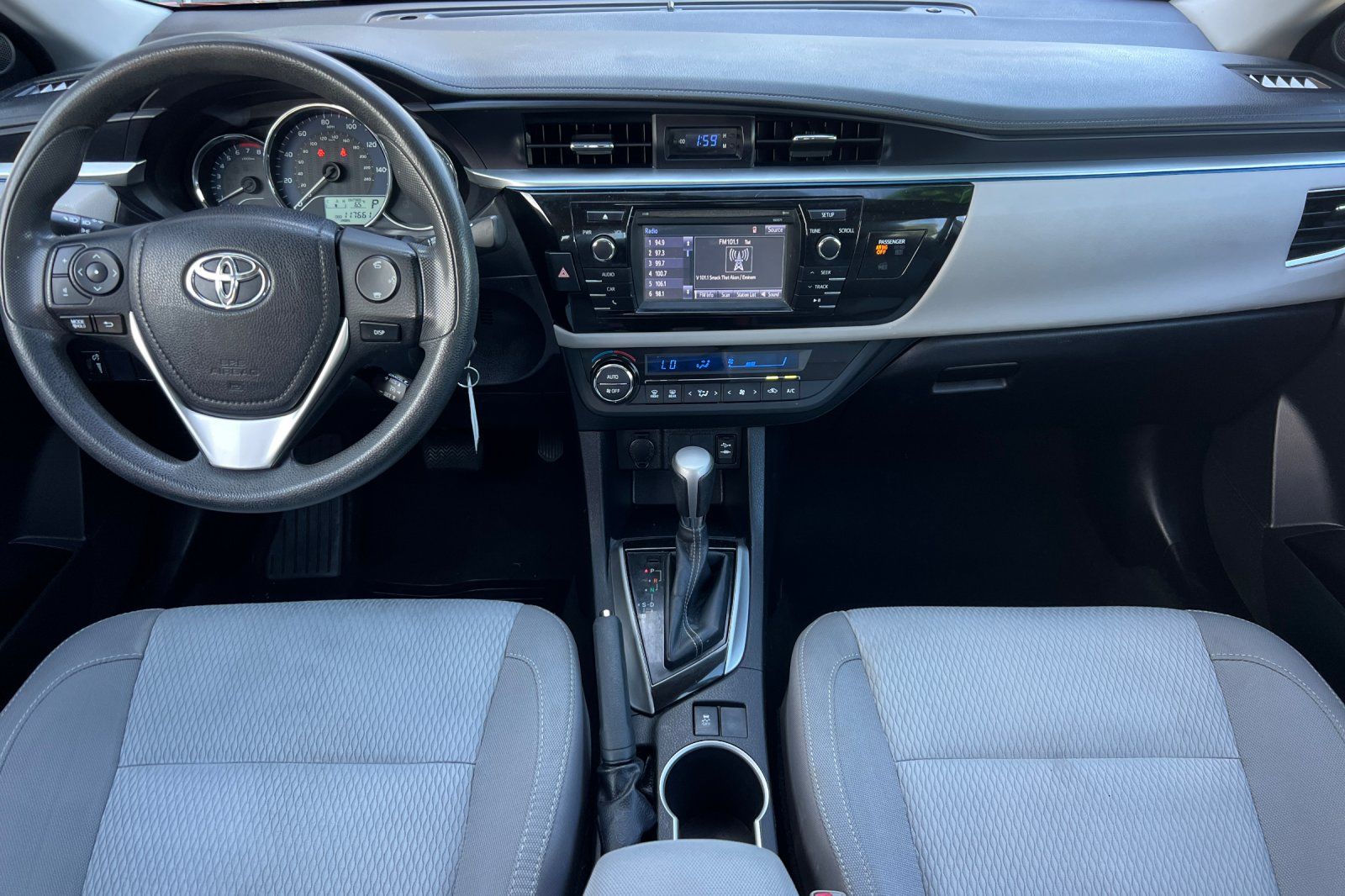 2016 Toyota Corolla LE photo 3