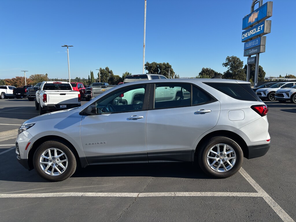 2022 Chevrolet Equinox LS photo 2