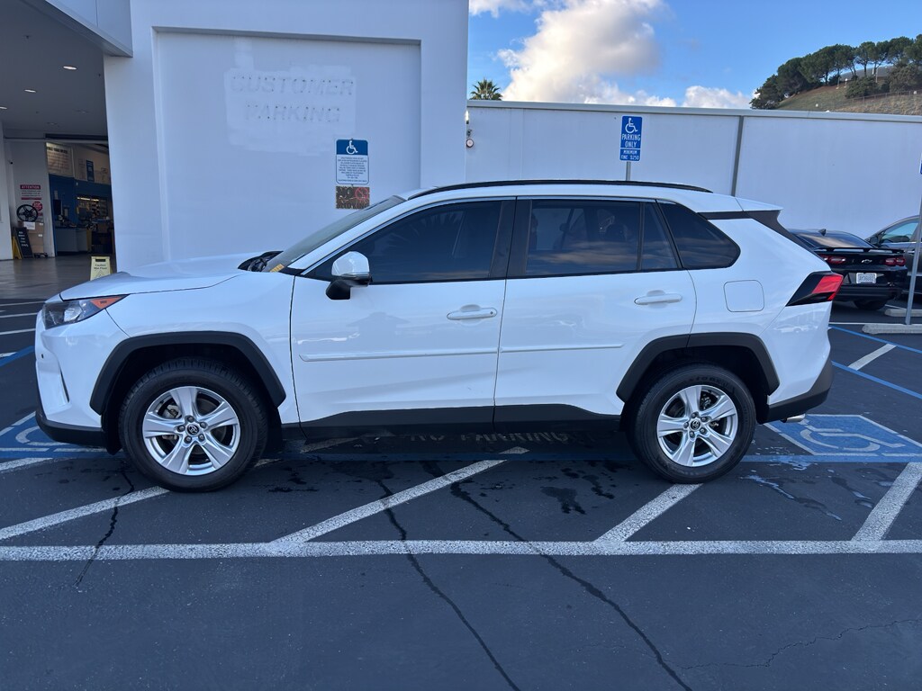 2020 Toyota RAV4 XLE photo 2