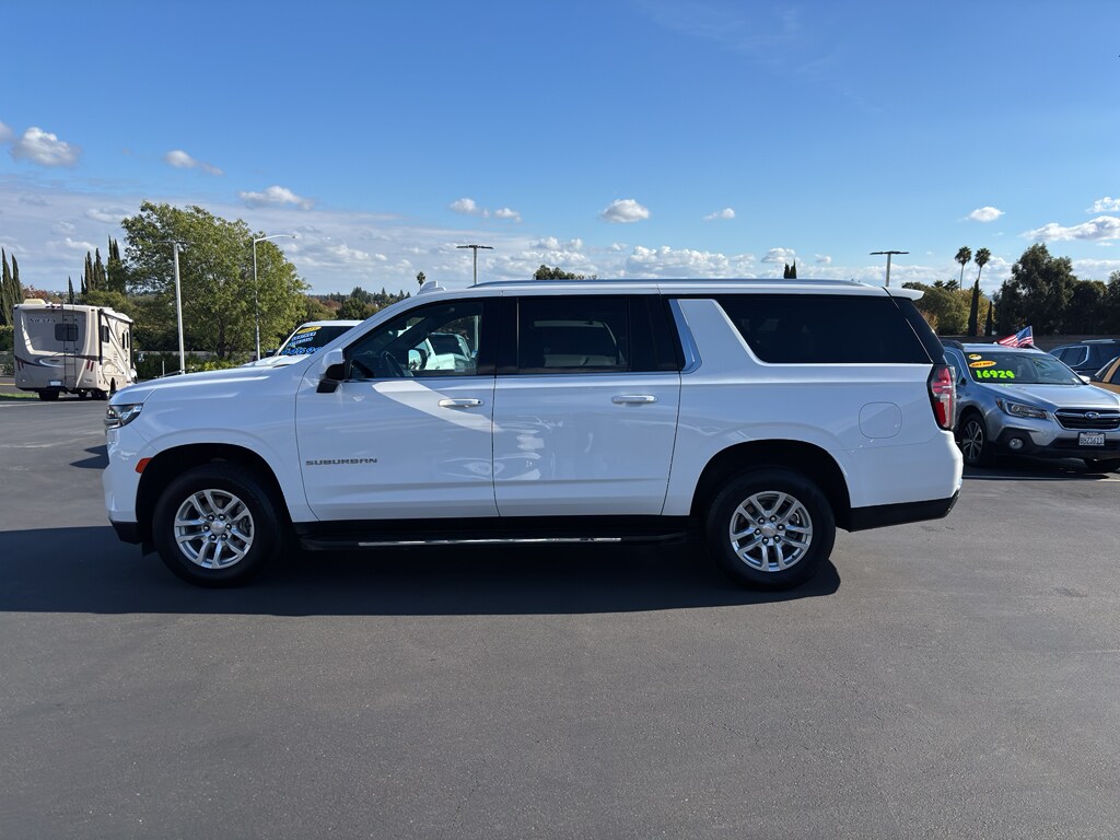 2023 Chevrolet Suburban LT photo 2