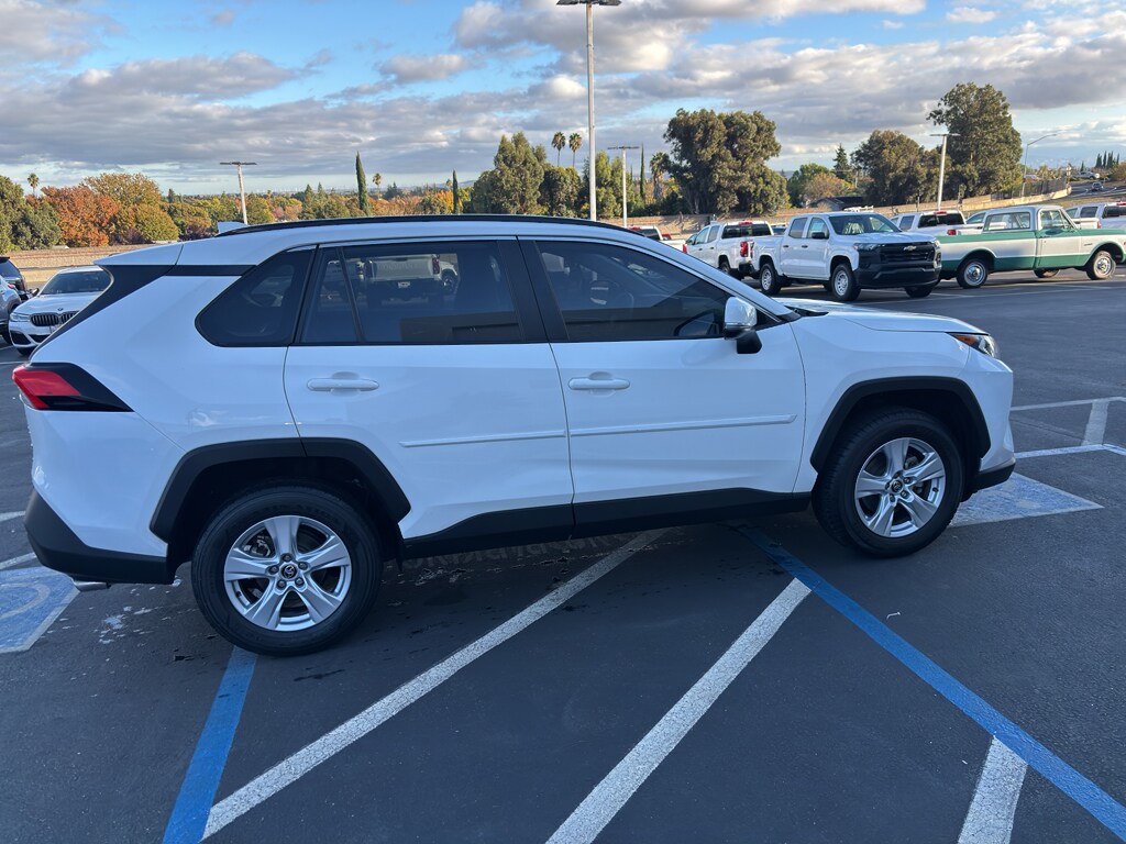 2020 Toyota RAV4 XLE photo 4