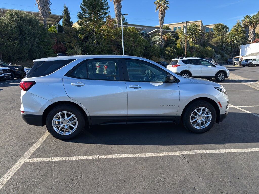 2022 Chevrolet Equinox LS photo 4
