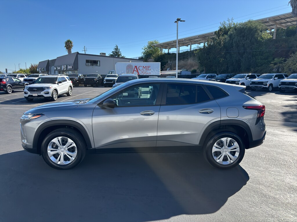 2025 Chevrolet Trax LS photo 2