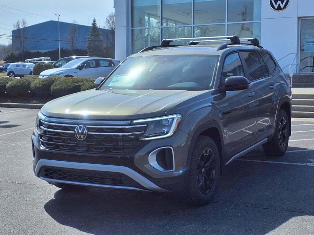 2025 Volkswagen Atlas Peak Edition SE photo 2