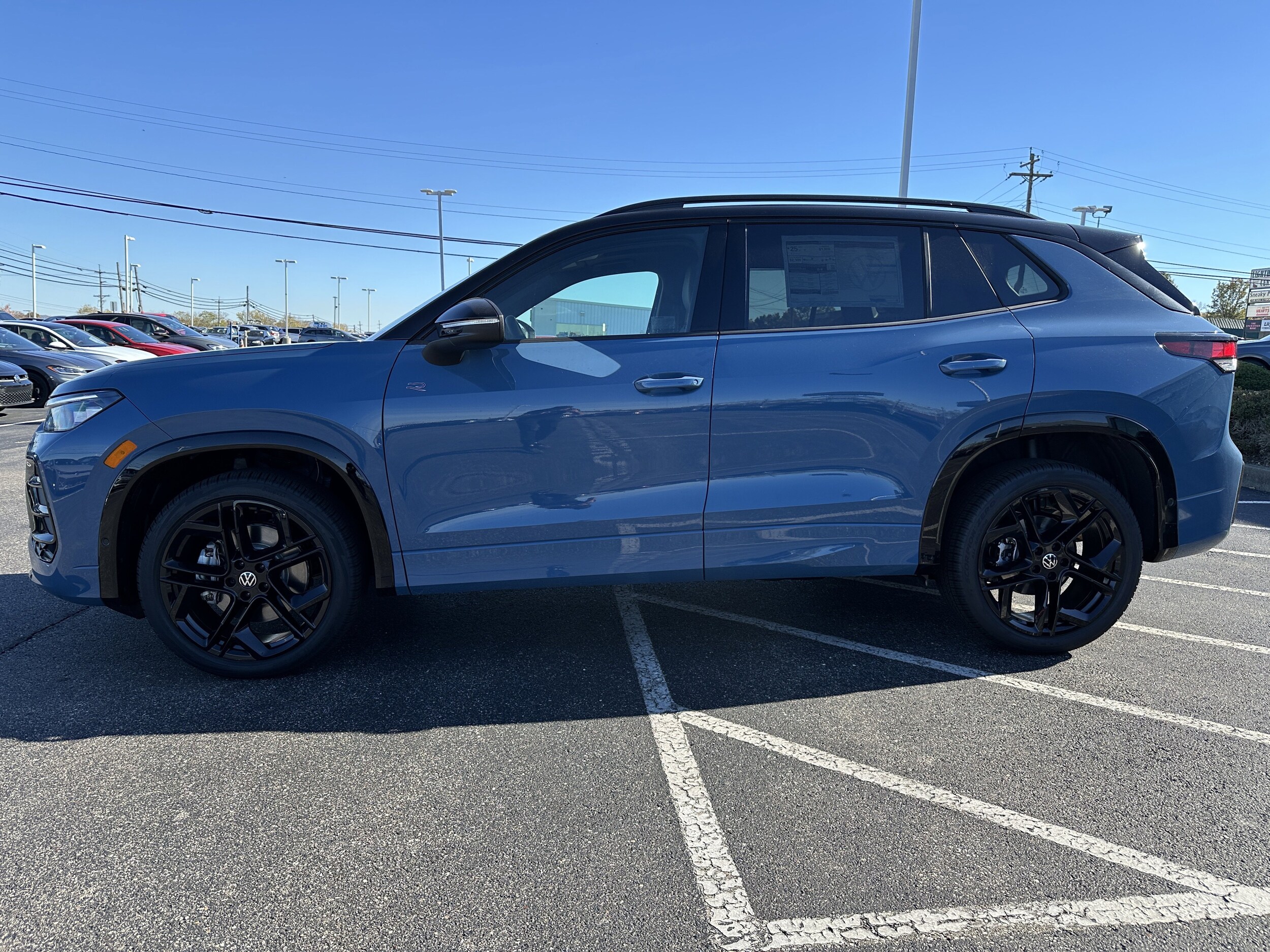 2026 Volkswagen Tiguan SE R-Line Black photo 4