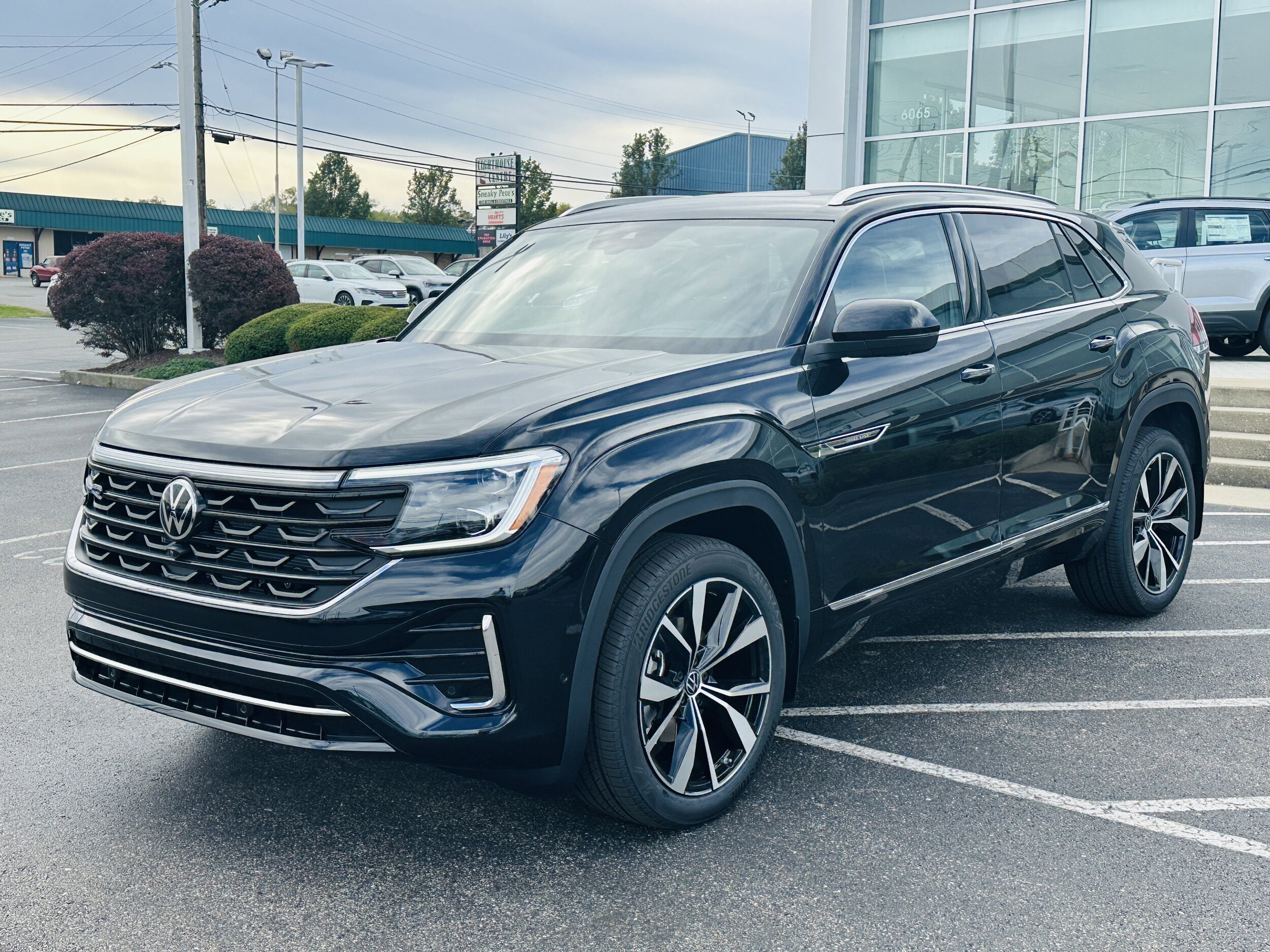 2026 Volkswagen Atlas Cross Sport SEL Premium R-Line photo 3