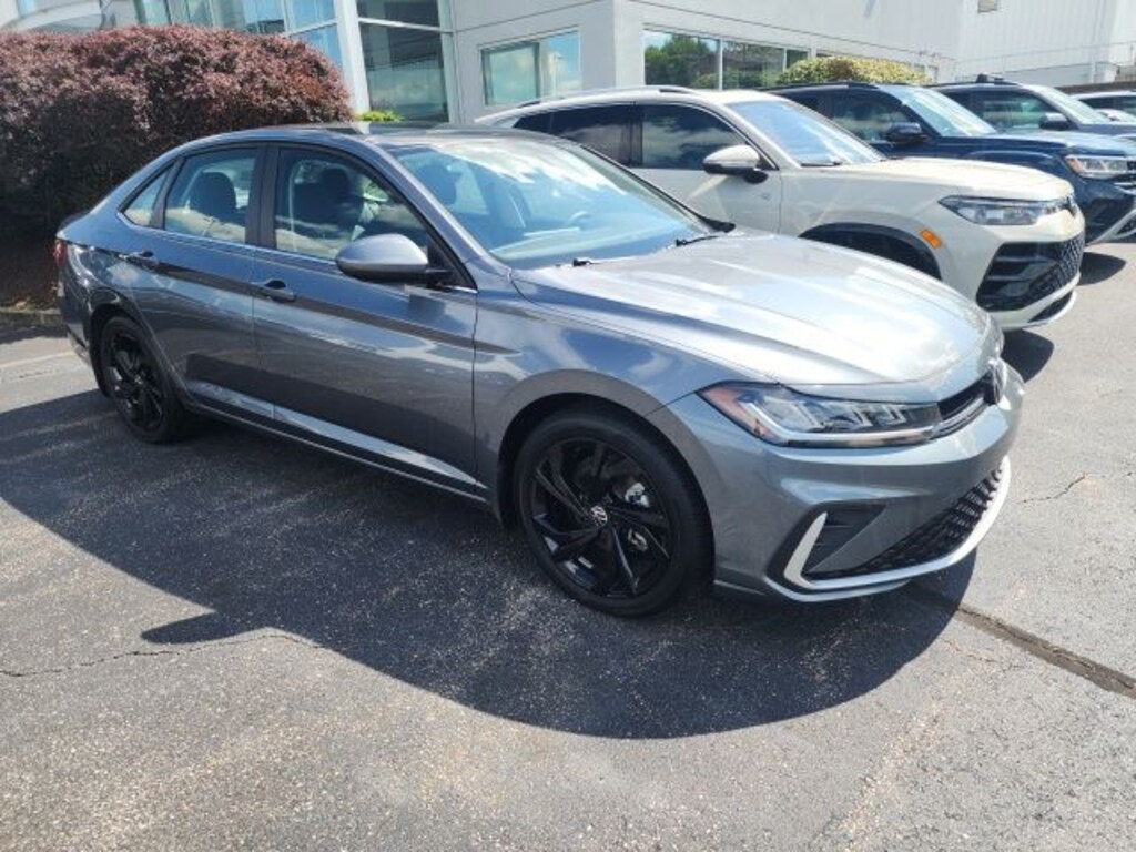 Used 2025 Volkswagen Jetta 1.5T SE Sedan