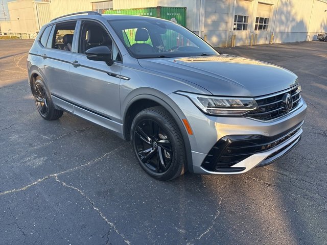 2023 Volkswagen Tiguan SE R-Line Black photo 2