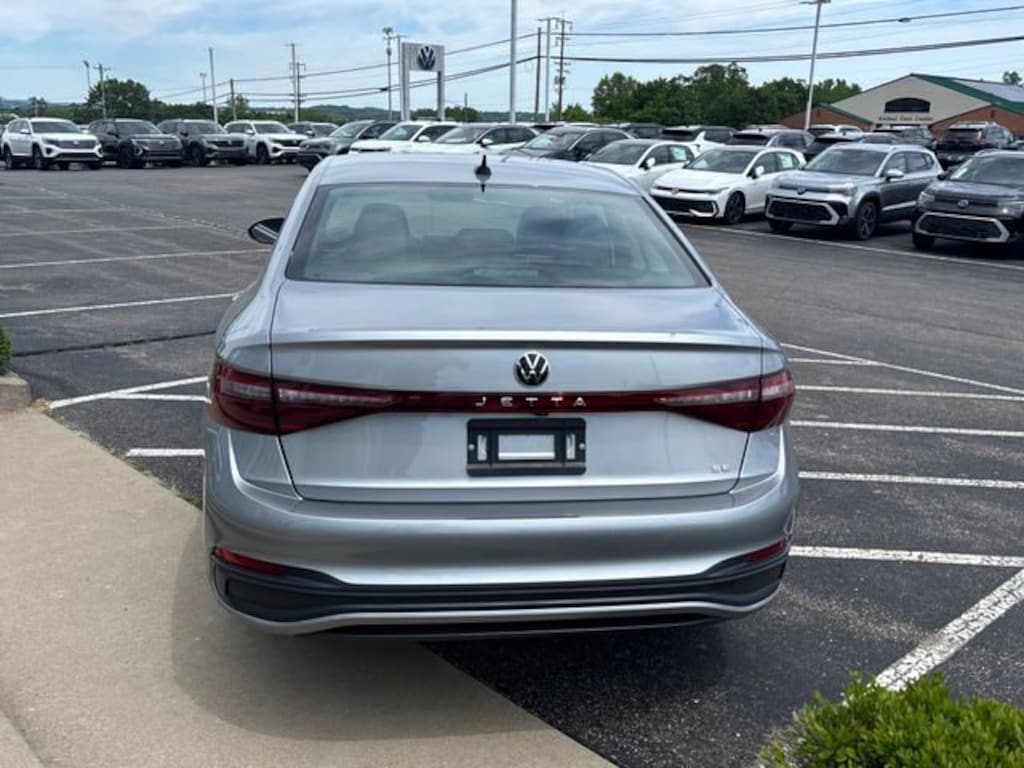 Certified 2025 Volkswagen Jetta 1.5T SE Sedan