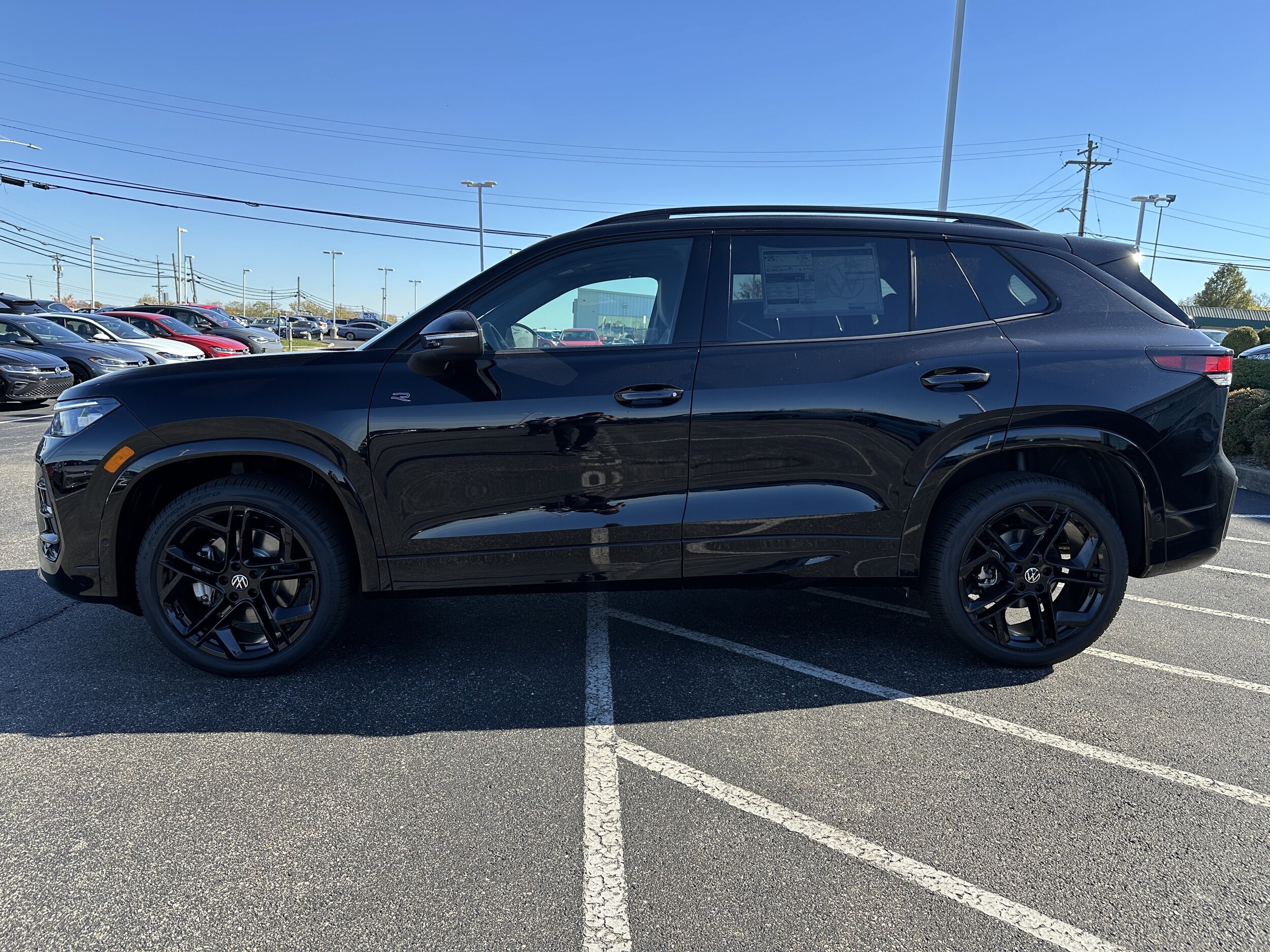 2026 Volkswagen Tiguan SE R-Line Black photo 4