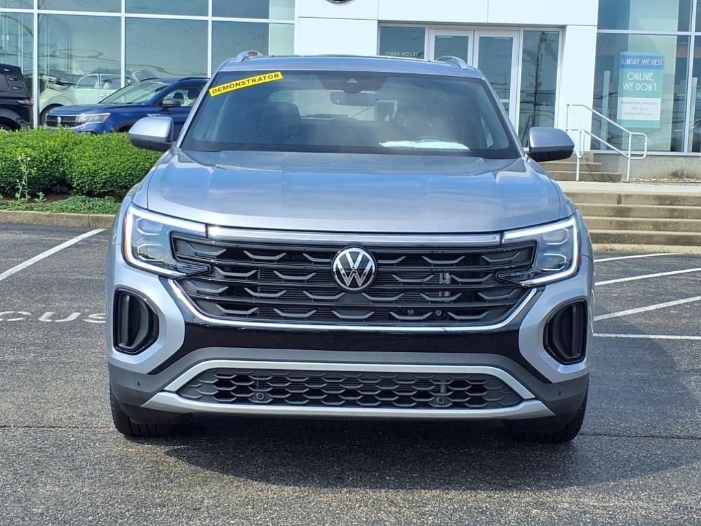 2025 Volkswagen Atlas Cross Sport SE Technology photo 2