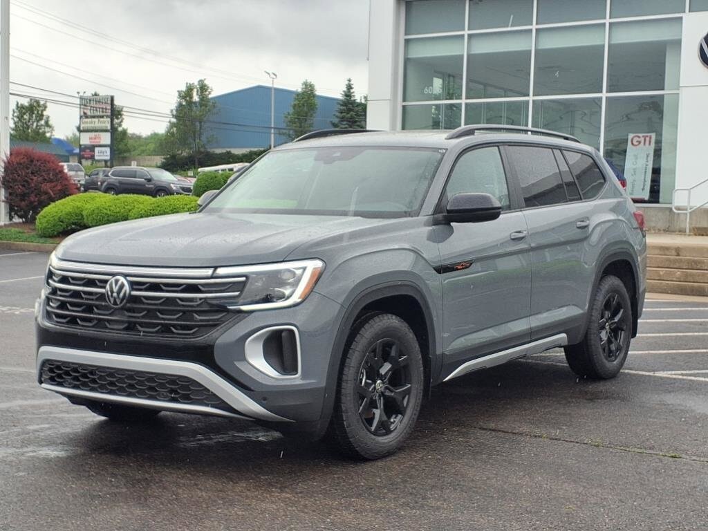 2025 Volkswagen Atlas Peak Edition photo 2