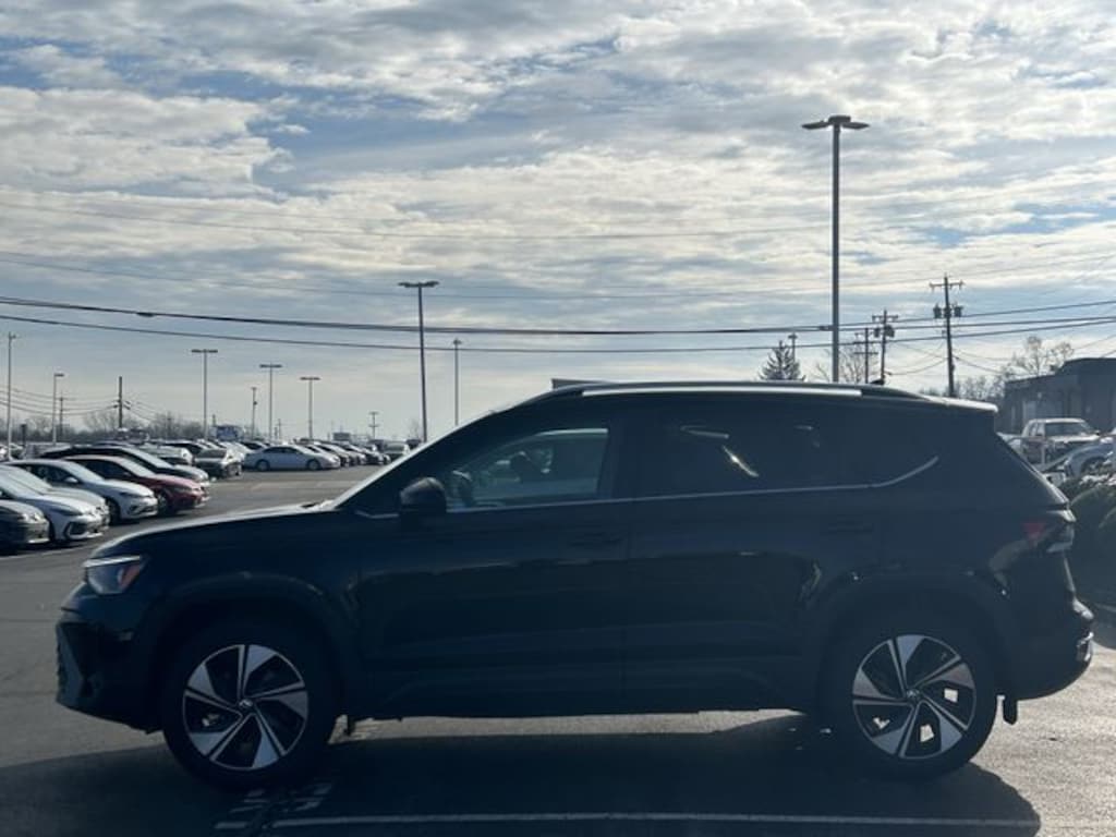 New 2026 Volkswagen Taos 1.5T SE SUV
