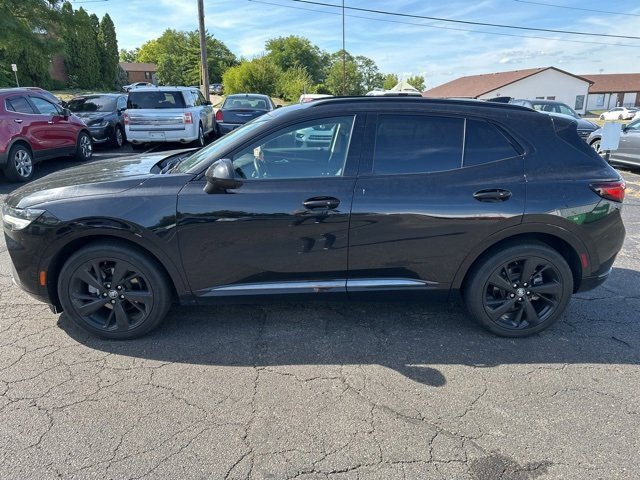 2022 Buick Envision Essence photo 2