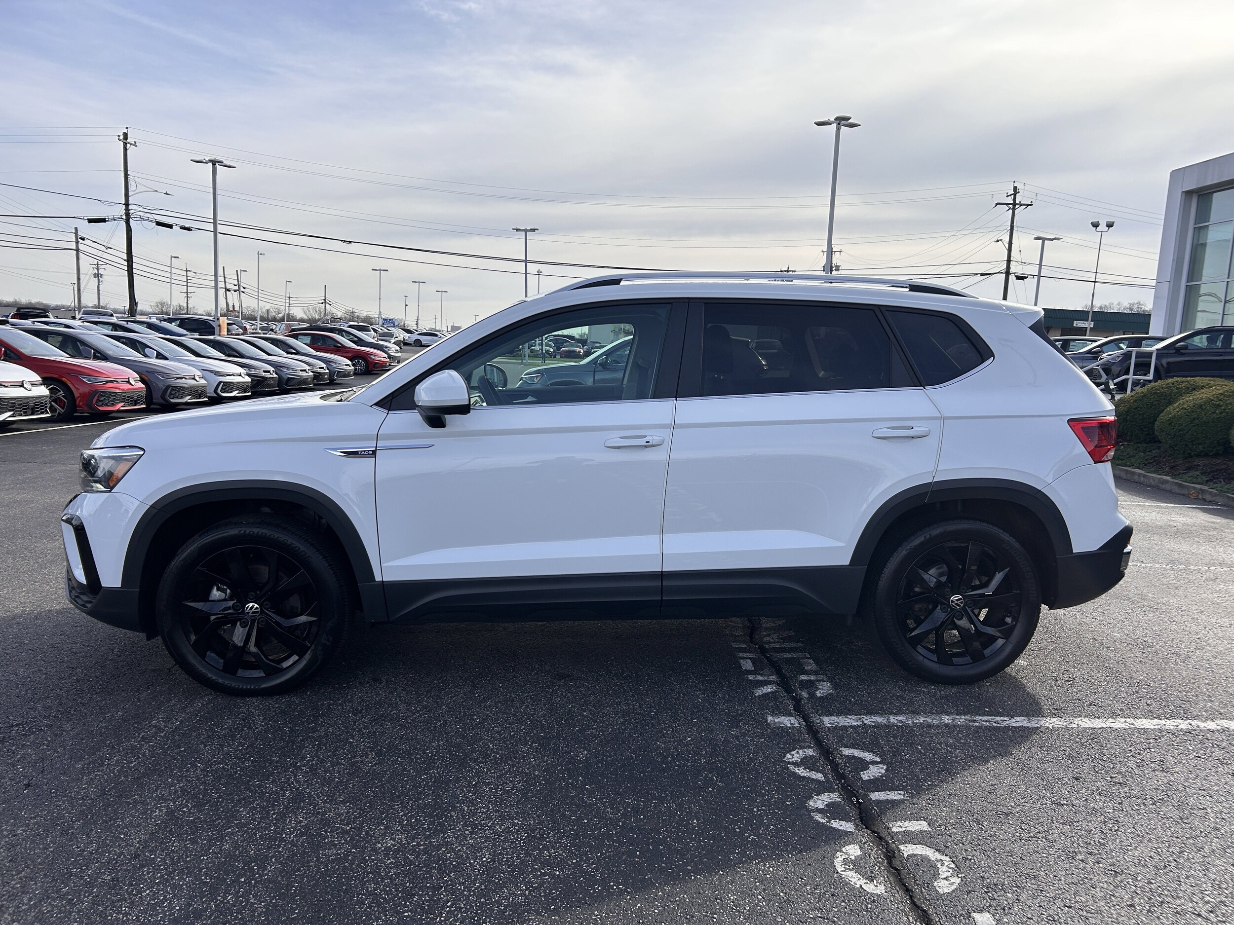 2022 Volkswagen Taos SE photo 3