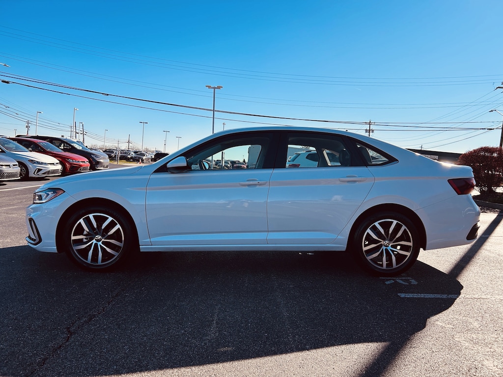 Certified 2025 Volkswagen Jetta 1.5T SE Sedan